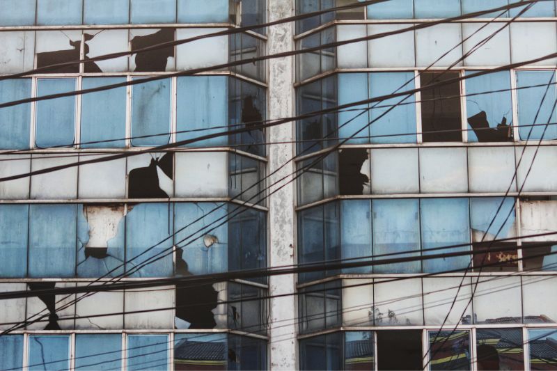 Ventanas rotas en un edificio