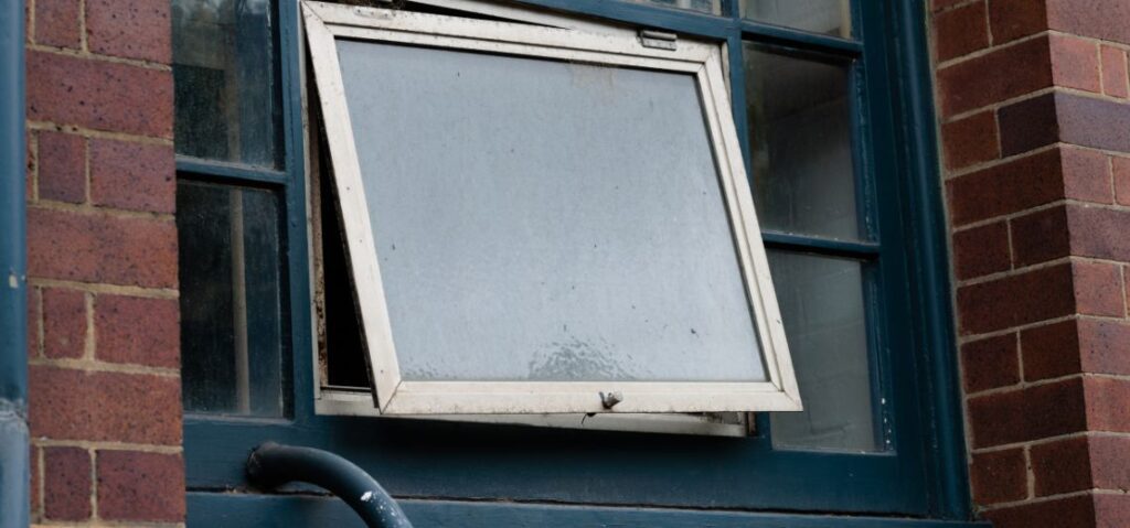 por que hay ventanas que se descuelgan