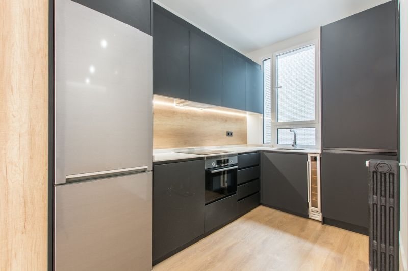 Cocina con ventana al salón en una vivienda real, con ventanas instaladas por nuestro equipo.