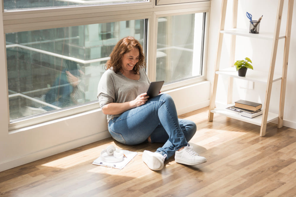 Modelos de ventanas de aluminio mujer leyendo luz natural sillon