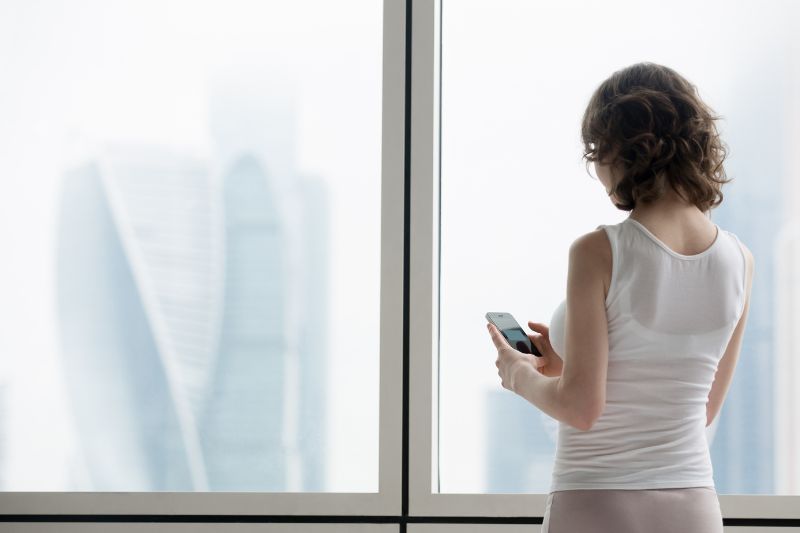 chica utilizando ventanas inteligentes