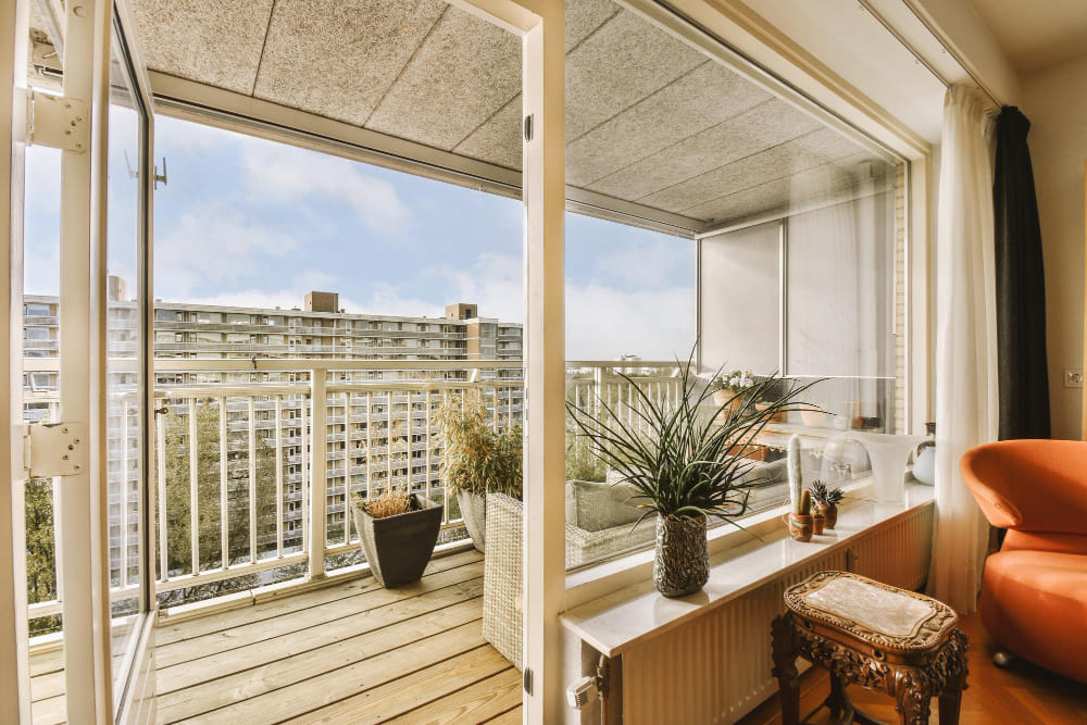 ventanas con puerta abatible y salida a balcon luminoso