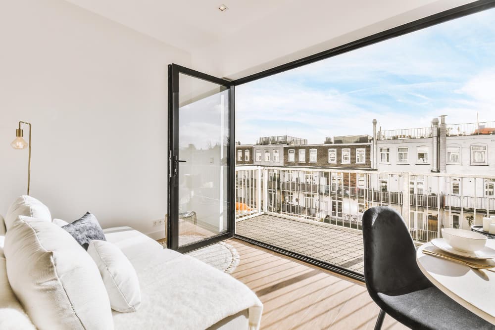 ventanas con puerta practicable y balcon con plantas