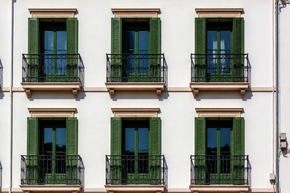 Ventanas con diseño uniforme en la fachada de una comunidad de propietarios